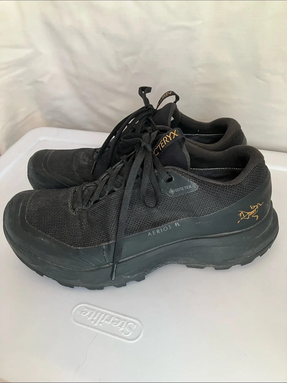 Arc'teryx Aerios FL Gore-Tex hiking shoes black gold Men’s 6.5 Women’s 8